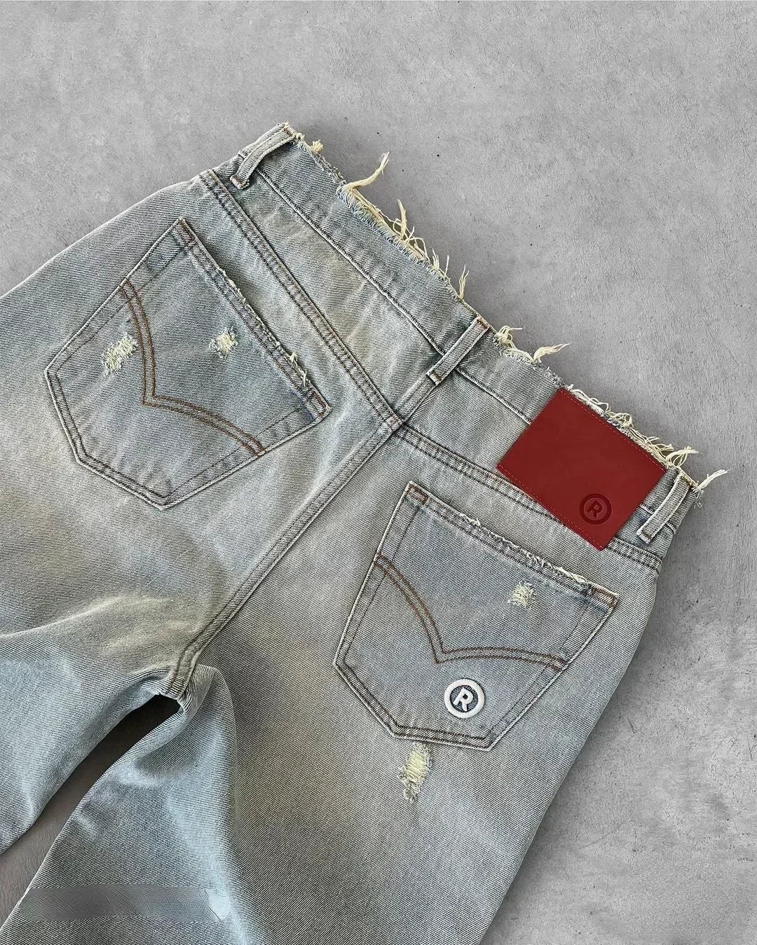 Jean droit délavé effet usé pour homme – Denim décontracté avec détails déchirés et finitions à bords francs