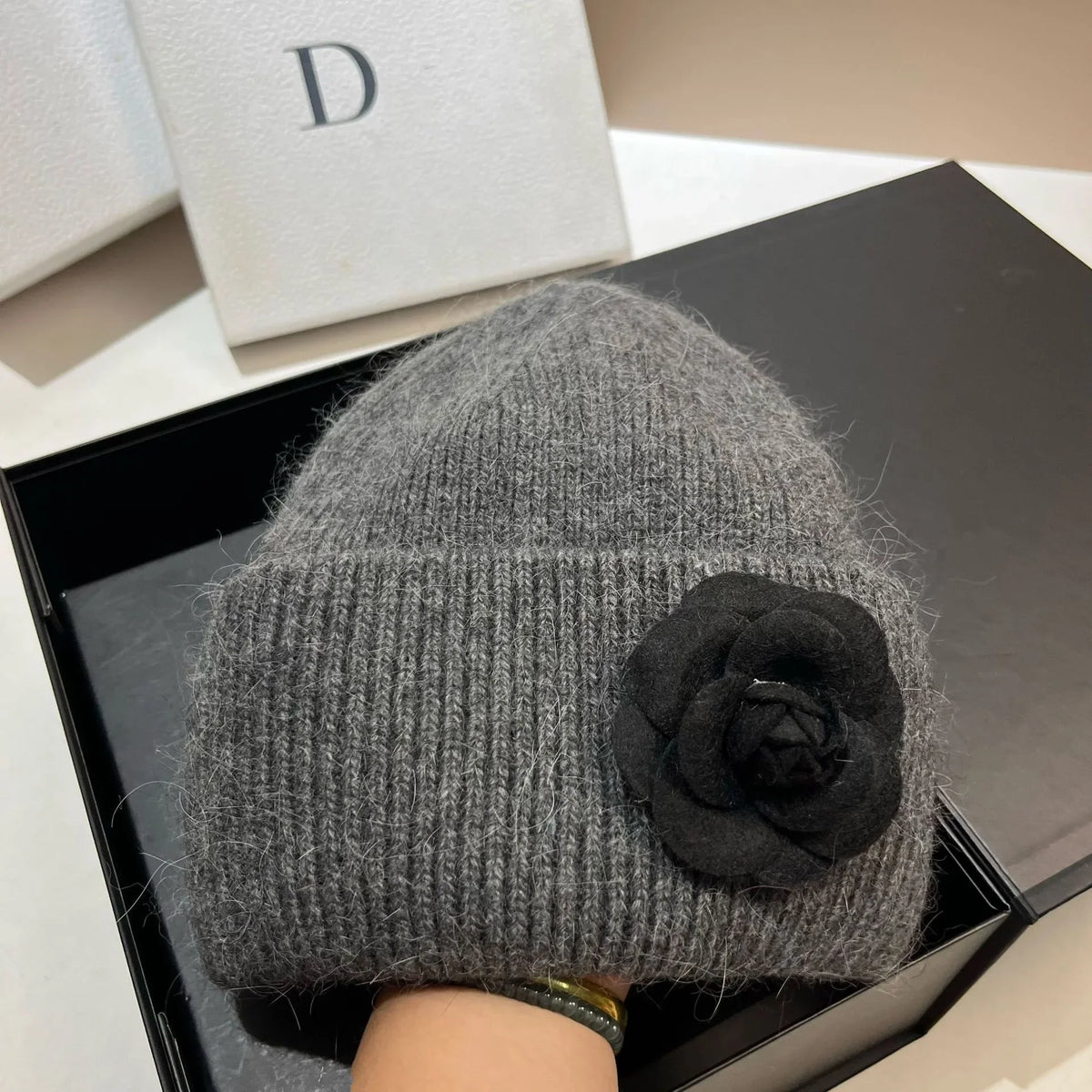 Gorro de invierno de punto con pelo de conejo para mujer - Sombrero cálido de canalé suave con detalle de flor de camelia