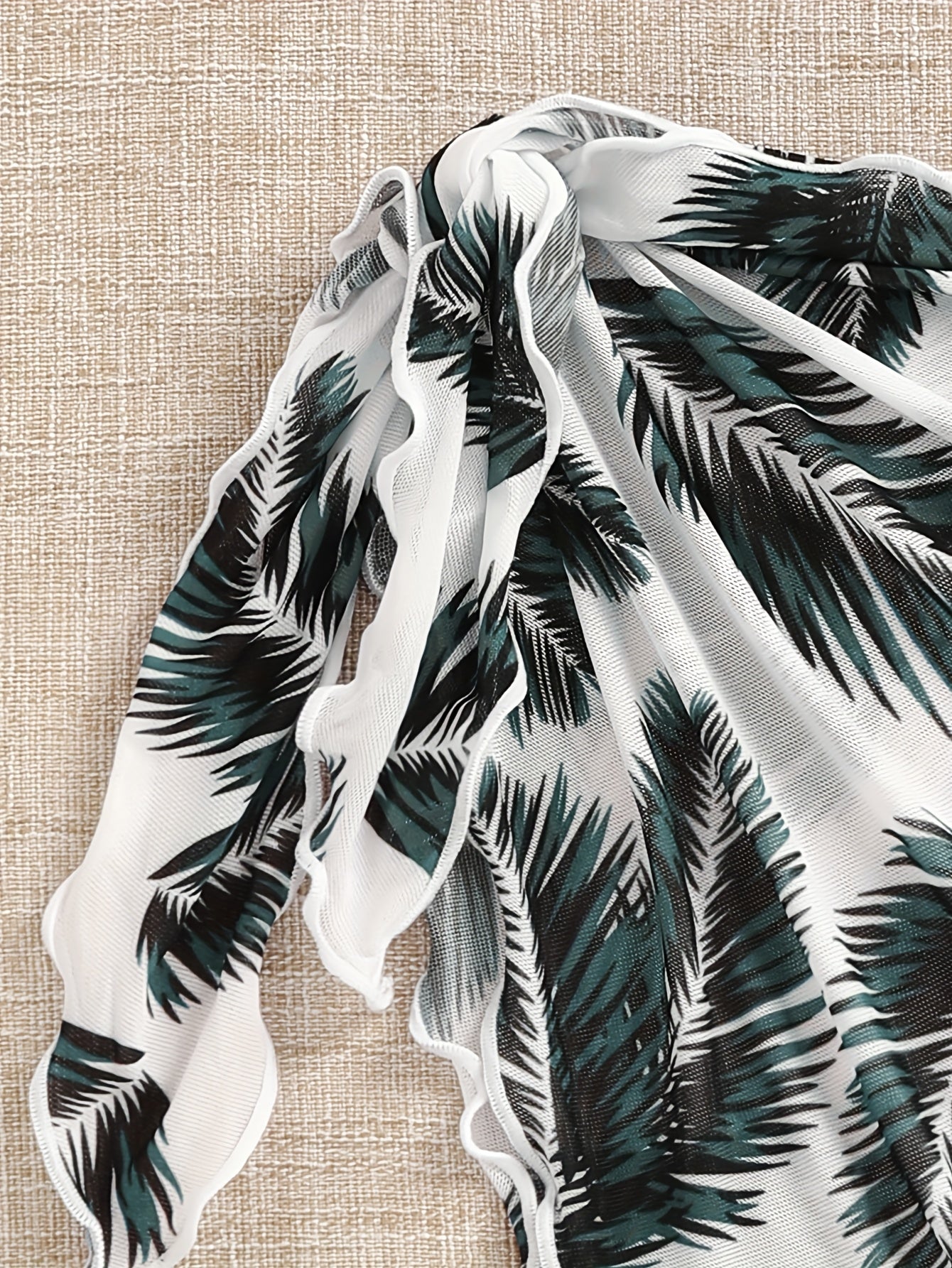 Conjunto de bikini de mujer con cuello halter, estampado y pareo, ropa de baño para resort.