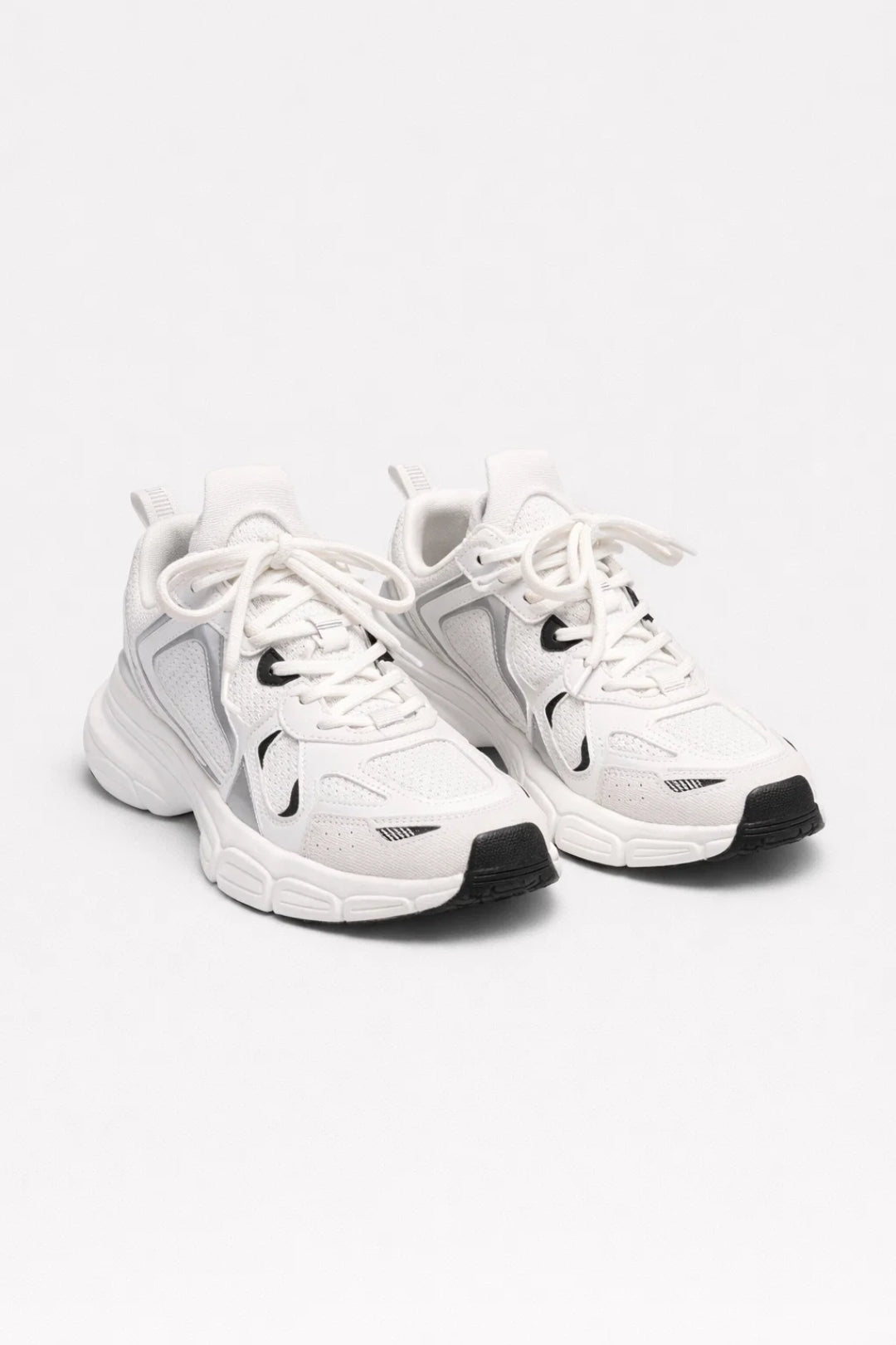 Sneakers da donna con pannelli in mesh, lacci e suola scolpita
