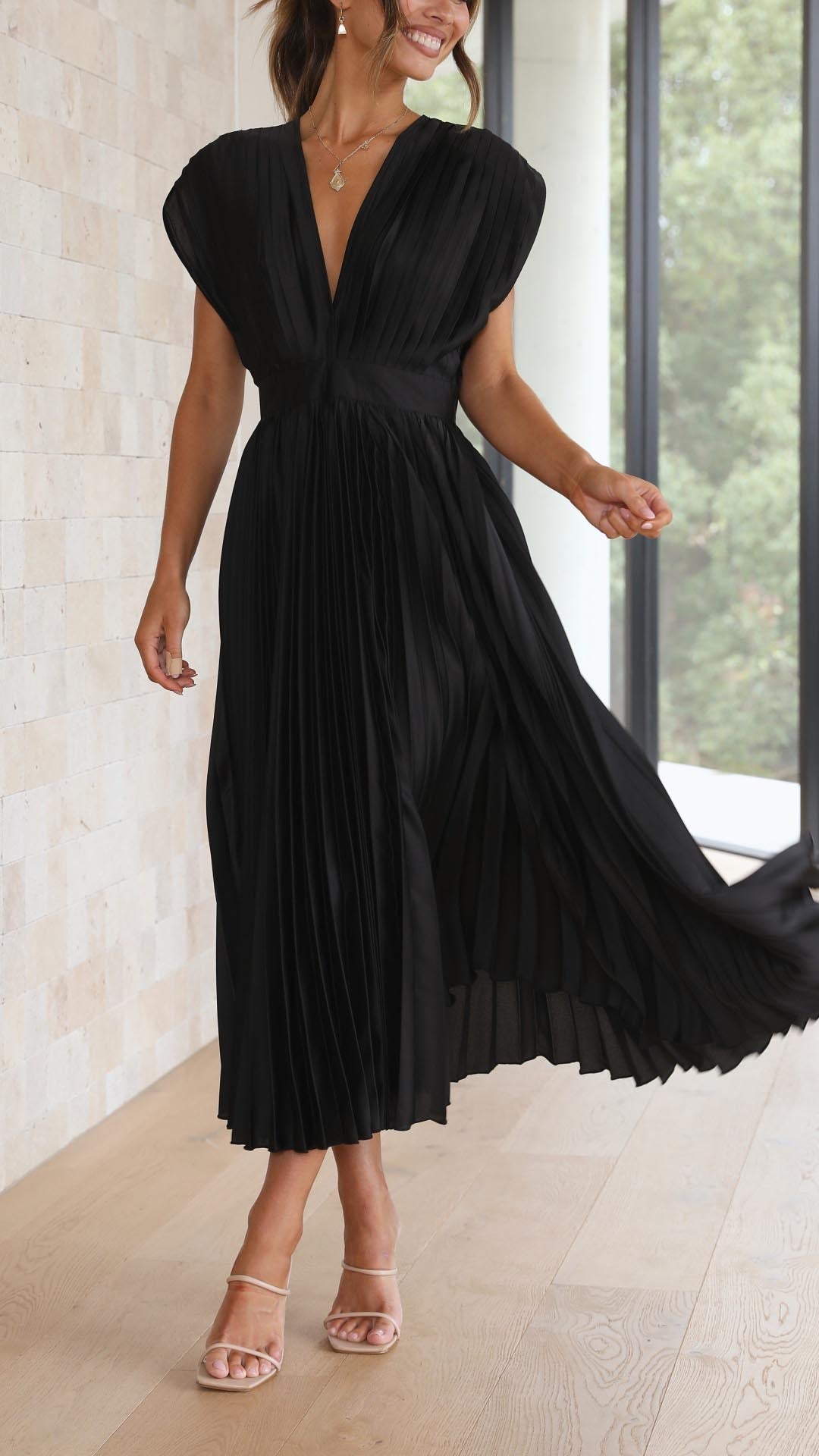 Kvinders plisserede satin midi-kjole med draperet V-hals