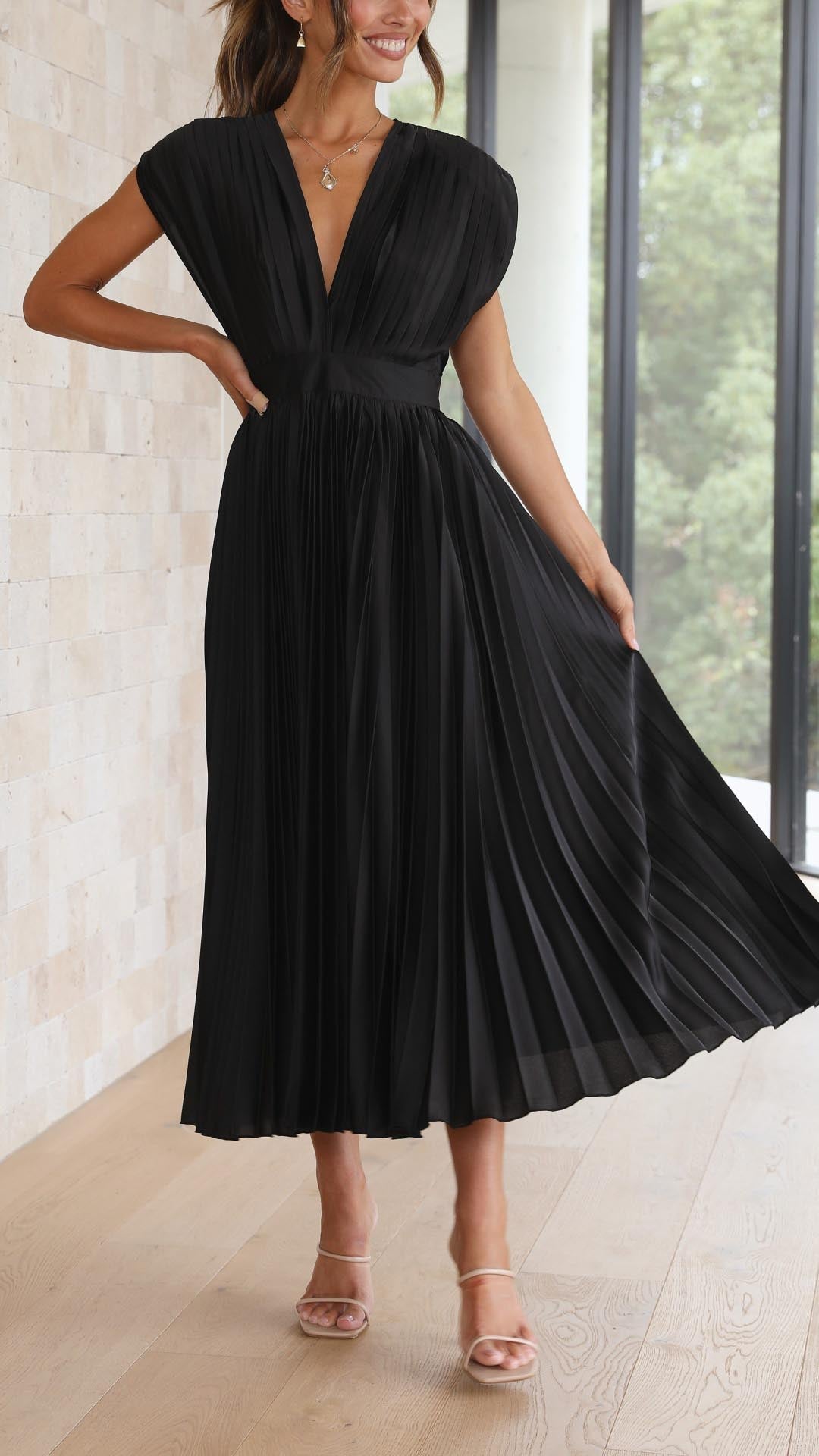 Kvinders plisserede satin midi-kjole med draperet V-hals
