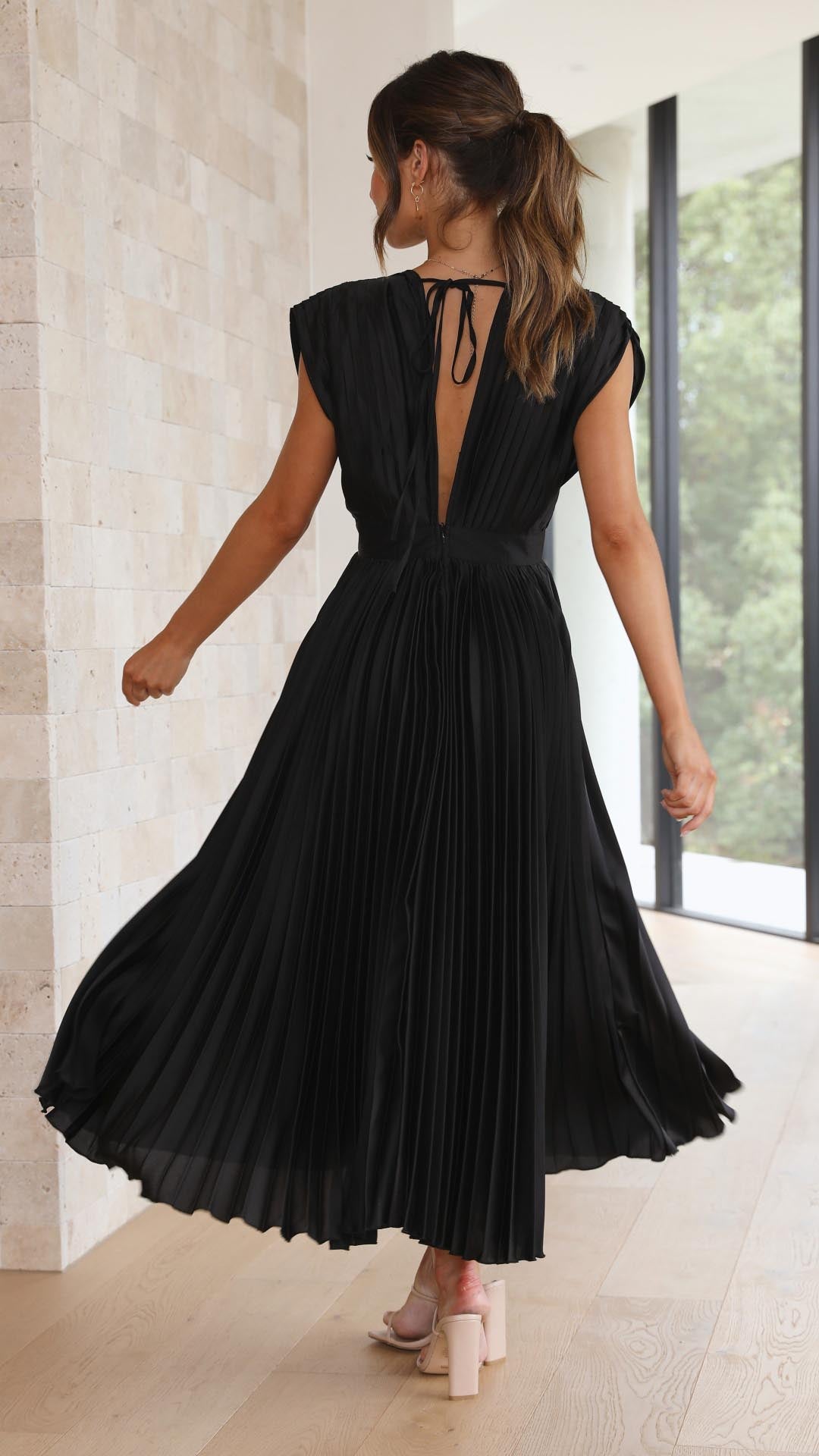 Kvinders plisserede satin midi-kjole med draperet V-hals