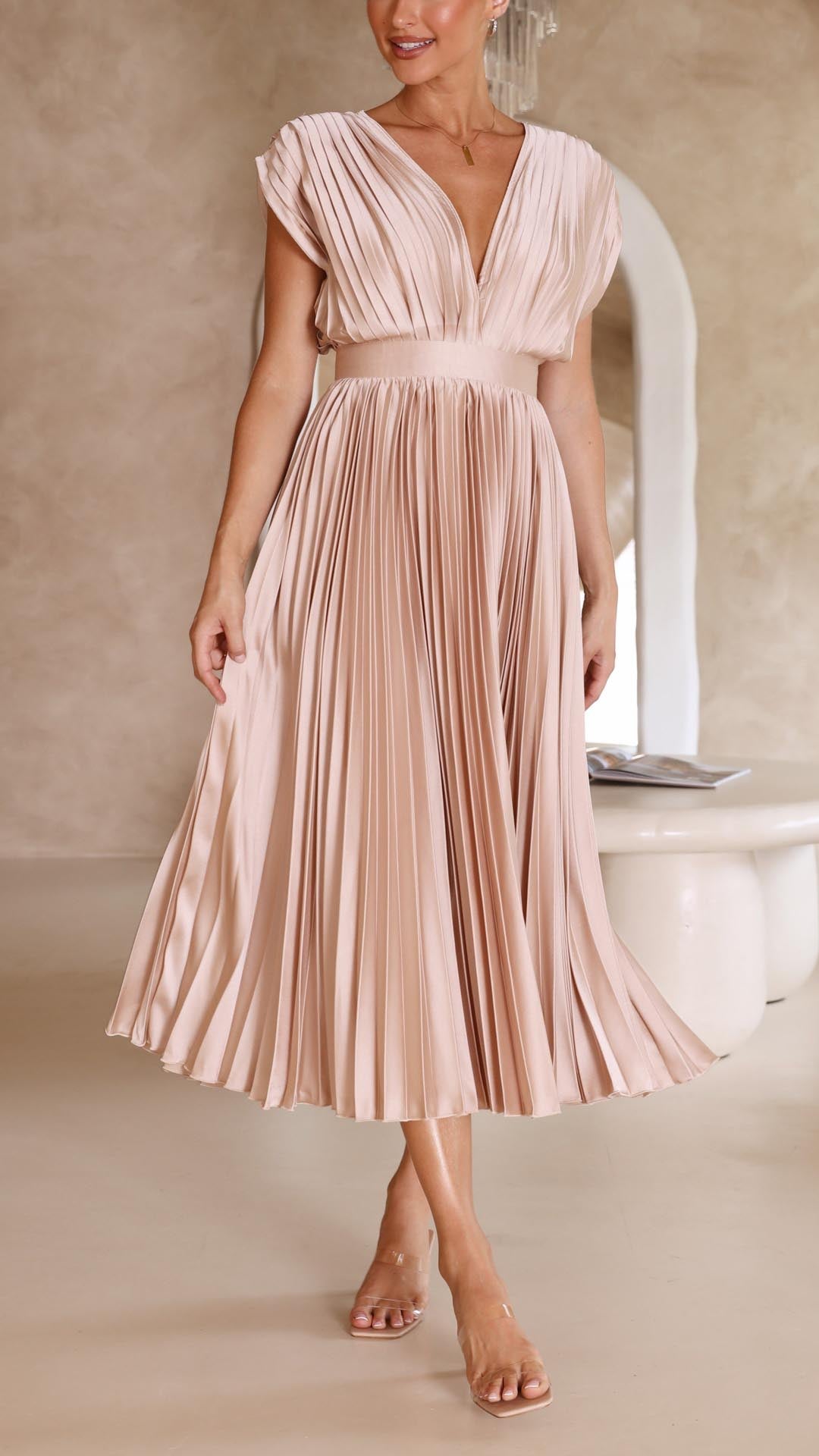 Kvinders plisserede satin midi-kjole med draperet V-hals