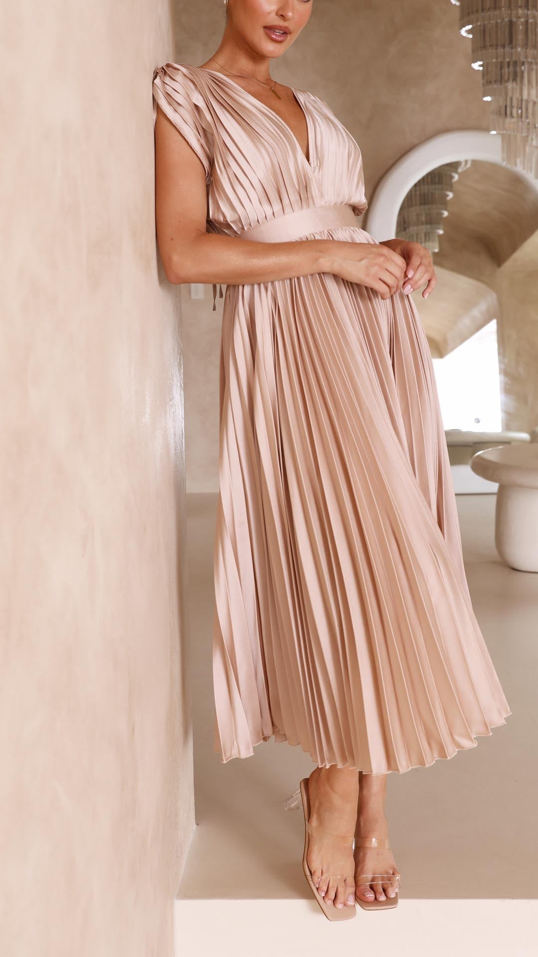 Kvinders plisserede satin midi-kjole med draperet V-hals