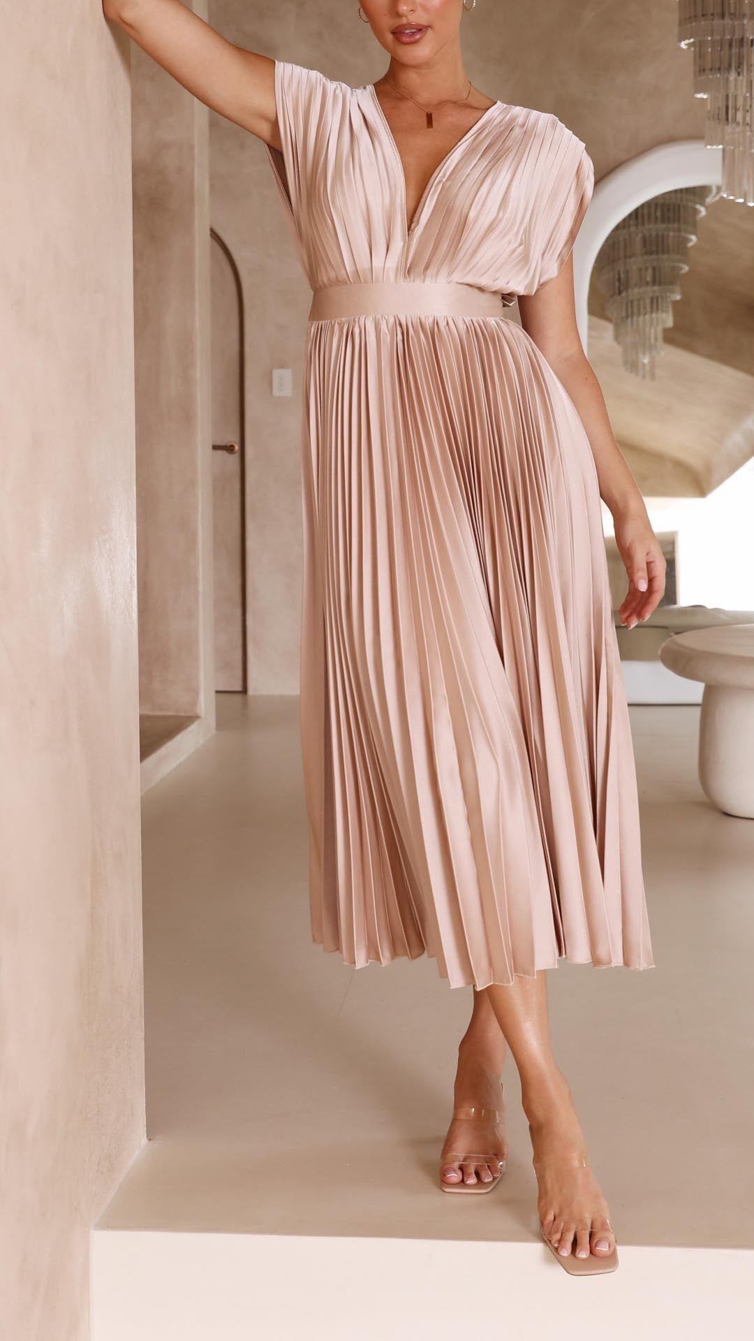 Kvinders plisserede satin midi-kjole med draperet V-hals
