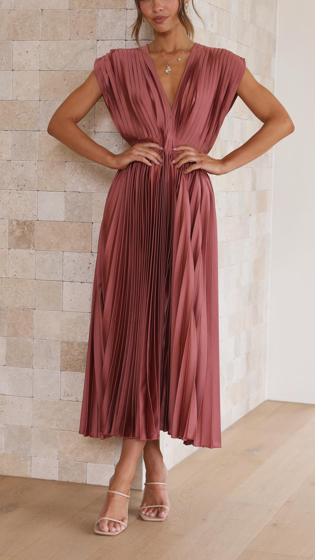 Kvinders plisserede satin midi-kjole med draperet V-hals