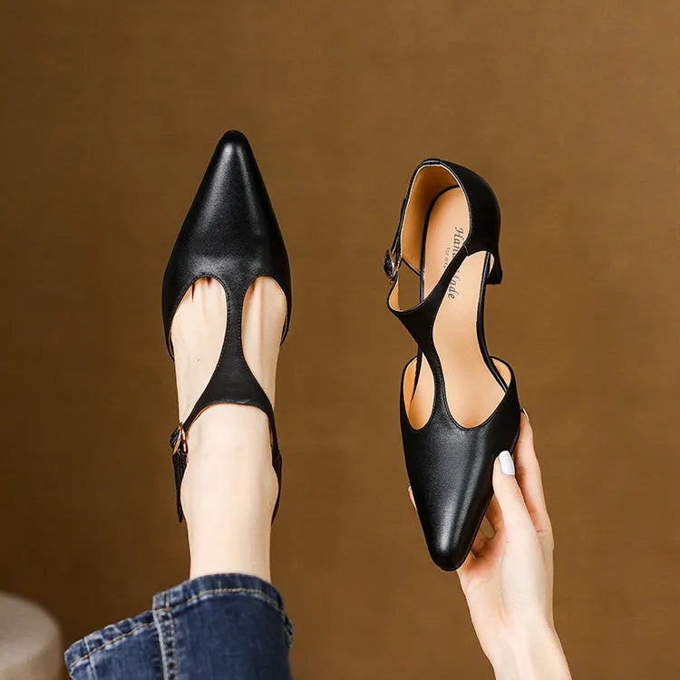 Dámské lodičky s špičatou špičkou, koženým T-páskem a nízkým podpatkem kitten heel