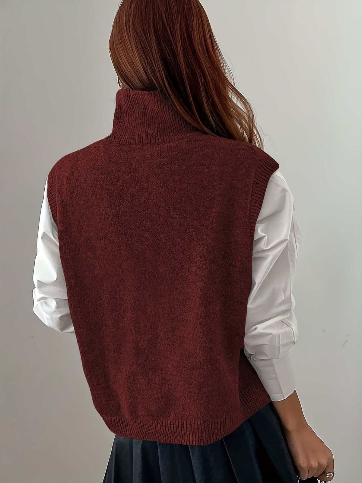 Vestă tricotată cu guler înalt pentru femei, cu borduri reiate și despicături laterale - strat lejer fără mâneci, pentru ținute clasice de zi cu zi și smart casual