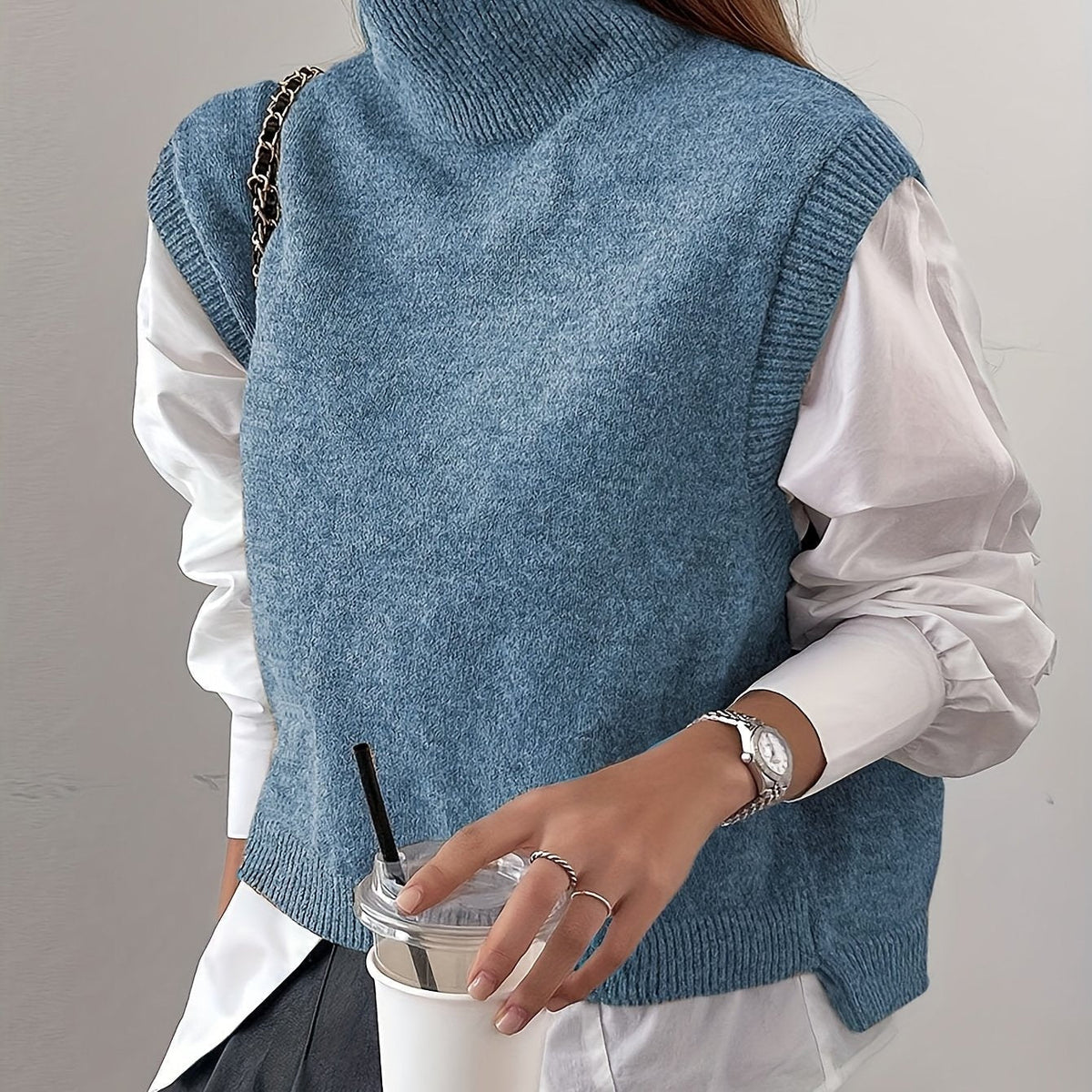 Vestă tricotată cu guler înalt pentru femei, cu borduri reiate și despicături laterale - strat lejer fără mâneci, pentru ținute clasice de zi cu zi și smart casual