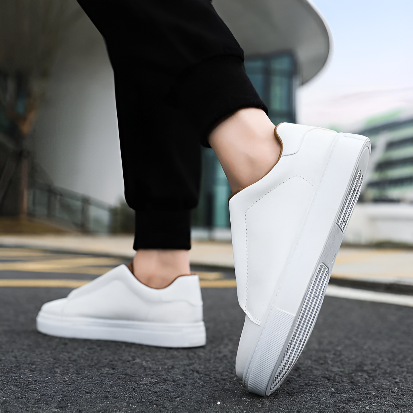 Męskie gładkie skórzane sneakersy z elastycznymi sznurowadłami i grubą podeszwą
