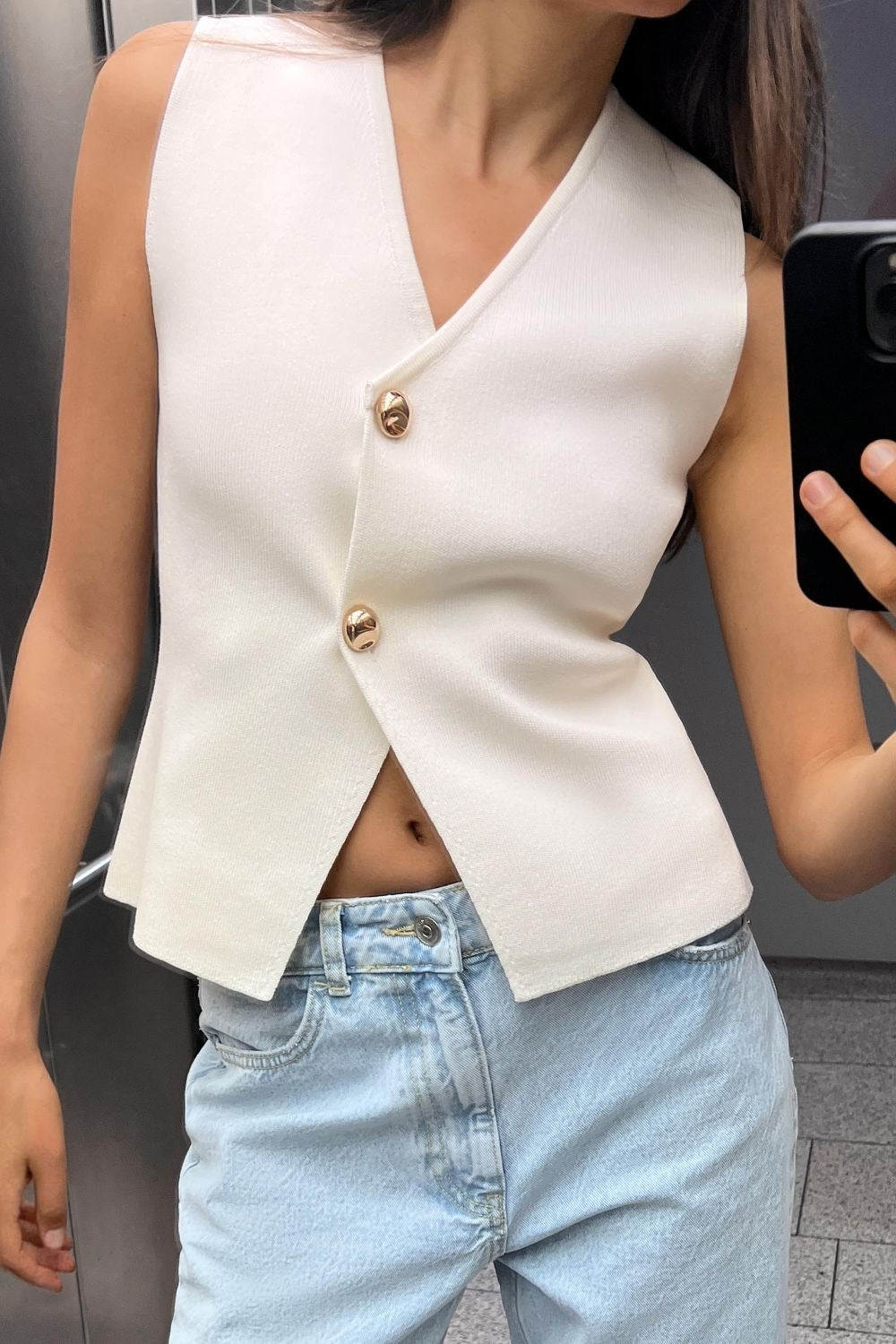 Dámska elegantná pletená vesta bez rukávov s asymetrickým zapínaním na gombíky vpredu - priliehavý top s výstrihom do V na elegantné voľnočasové a kancelárske nosenie