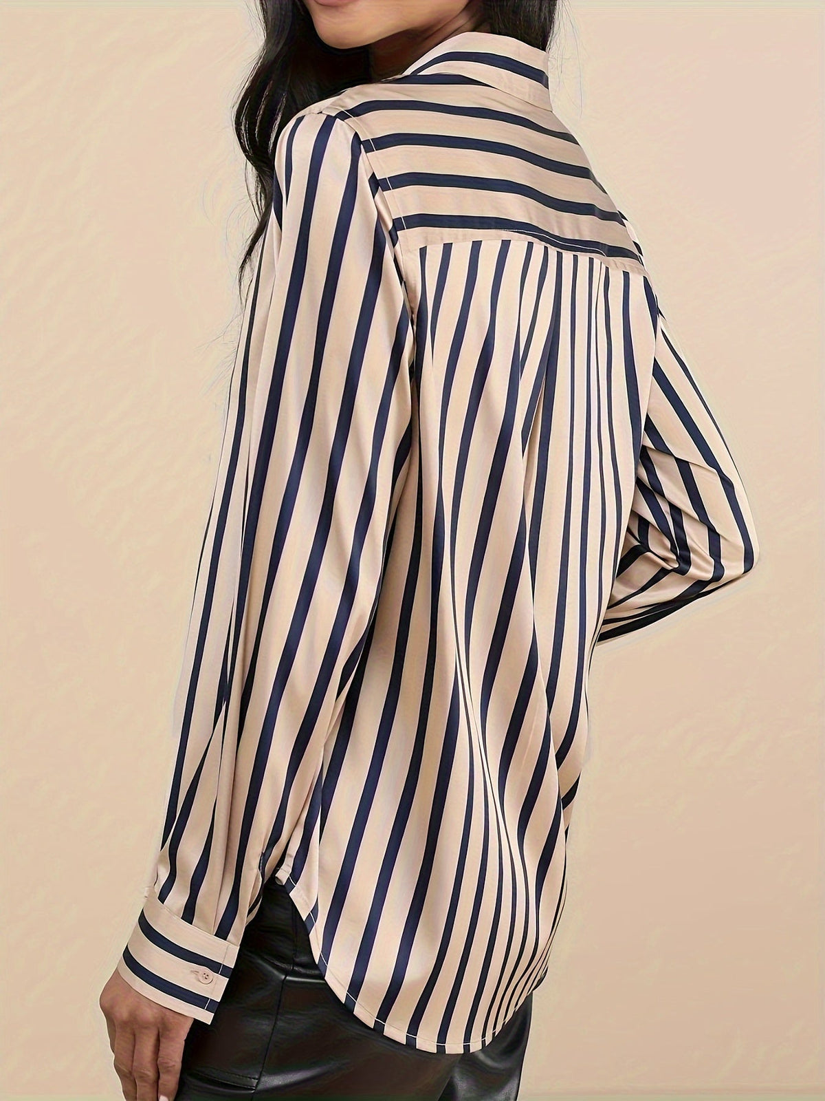 Cămașă elegantă imprimată pentru femei, cu nasturi, guler clasic și mâneci lungi - bluză ușoară cu croială lejeră, pentru birou și ținute casual elegante