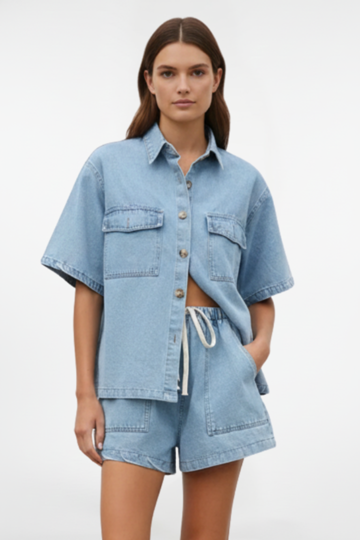 Dameset van denim voor de zomer – oversized overhemd met korte mouwen en knoopsluiting aan de voorkant en short met trekkoord voor casual dagelijks gebruik