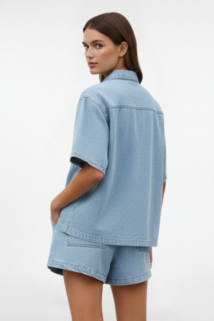 Dameset van denim voor de zomer – oversized overhemd met korte mouwen en knoopsluiting aan de voorkant en short met trekkoord voor casual dagelijks gebruik