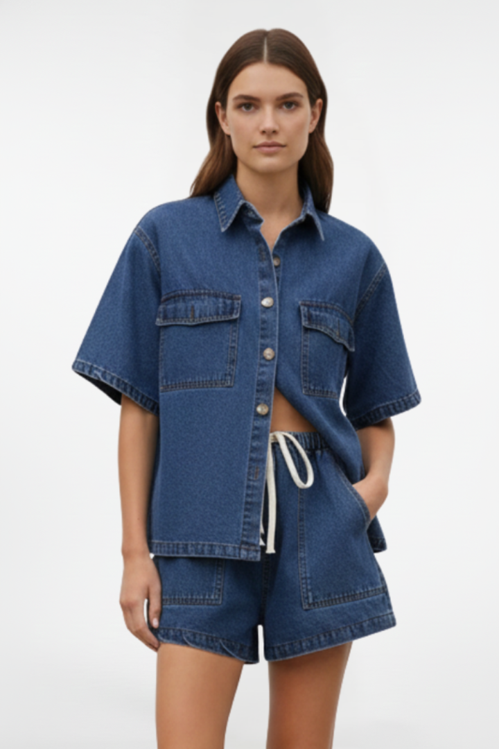 Dameset van denim voor de zomer – oversized overhemd met korte mouwen en knoopsluiting aan de voorkant en short met trekkoord voor casual dagelijks gebruik