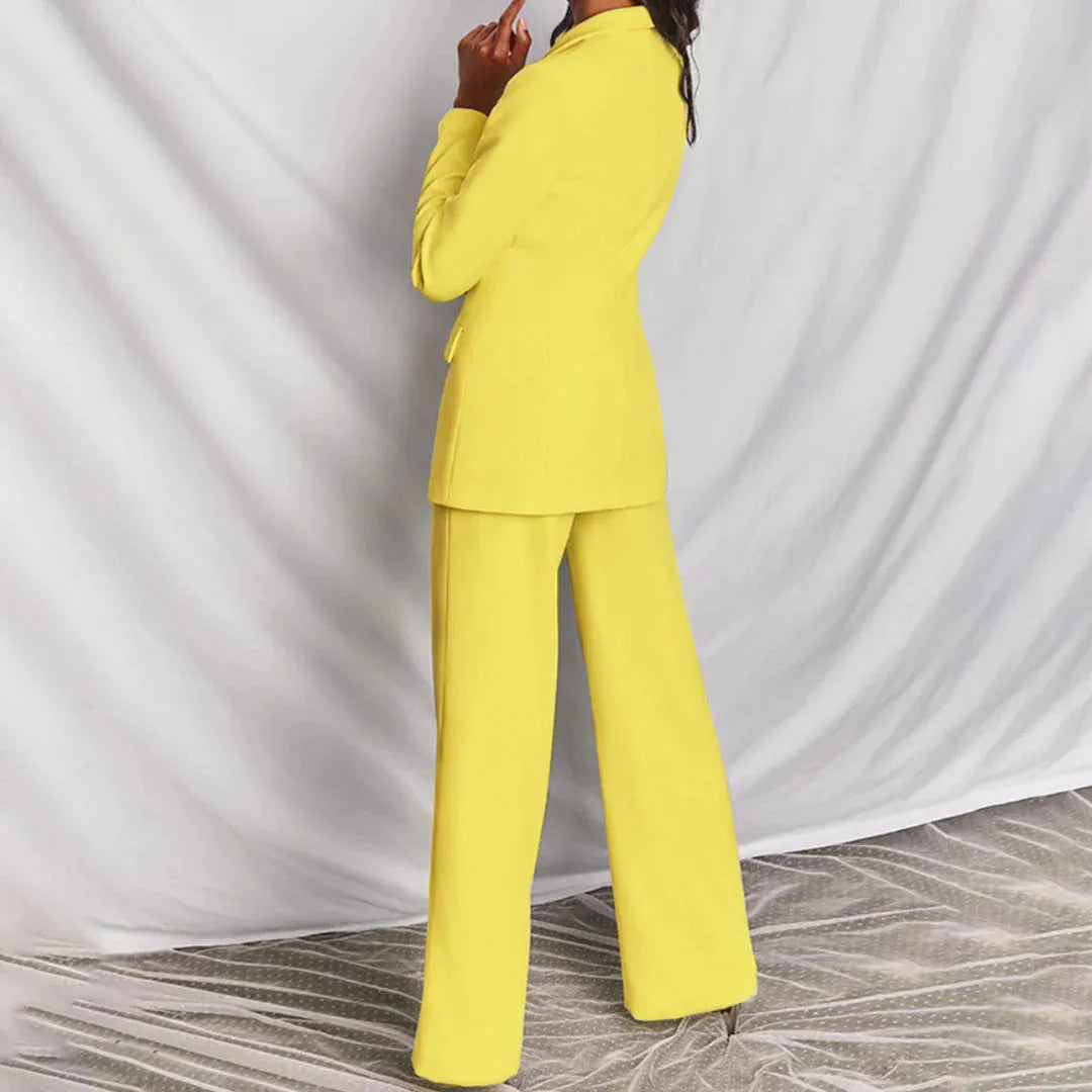 Costum de damă cu sacou cambrat lung și pantaloni cu croială largă - ținută elegantă din două piese, cu un singur nasture, pentru afaceri și ocazii formale