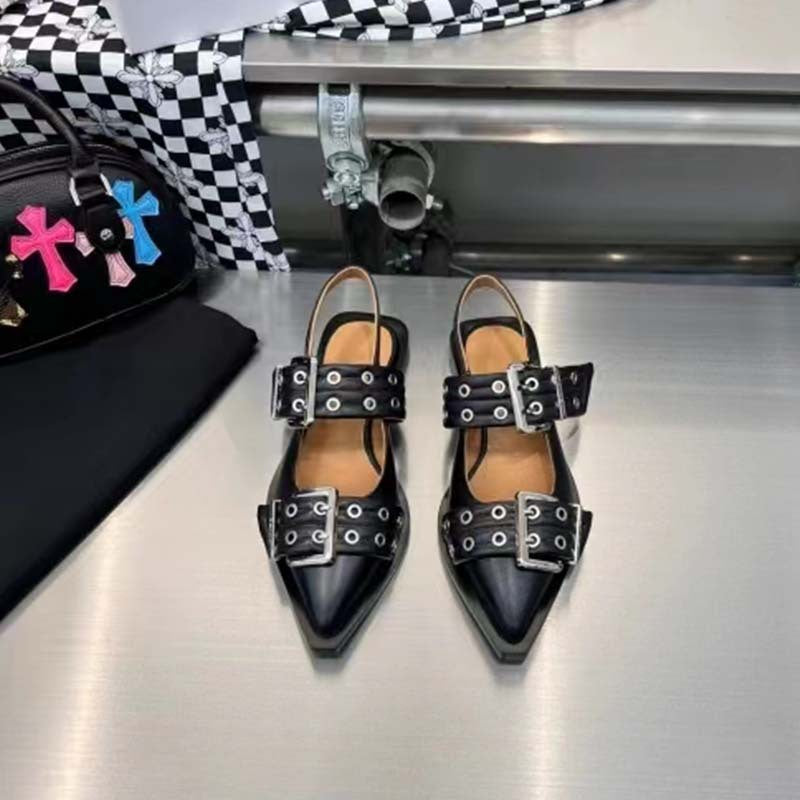 Γυναικείες slingback μπαλαρίνες με μυτερή μύτη και αγκράφα - Παπούτσια με όψη λουστρίνι, πολλαπλά λουράκια και λεπτομέρεια με τρουκ για smart casual και urban ντύσιμο