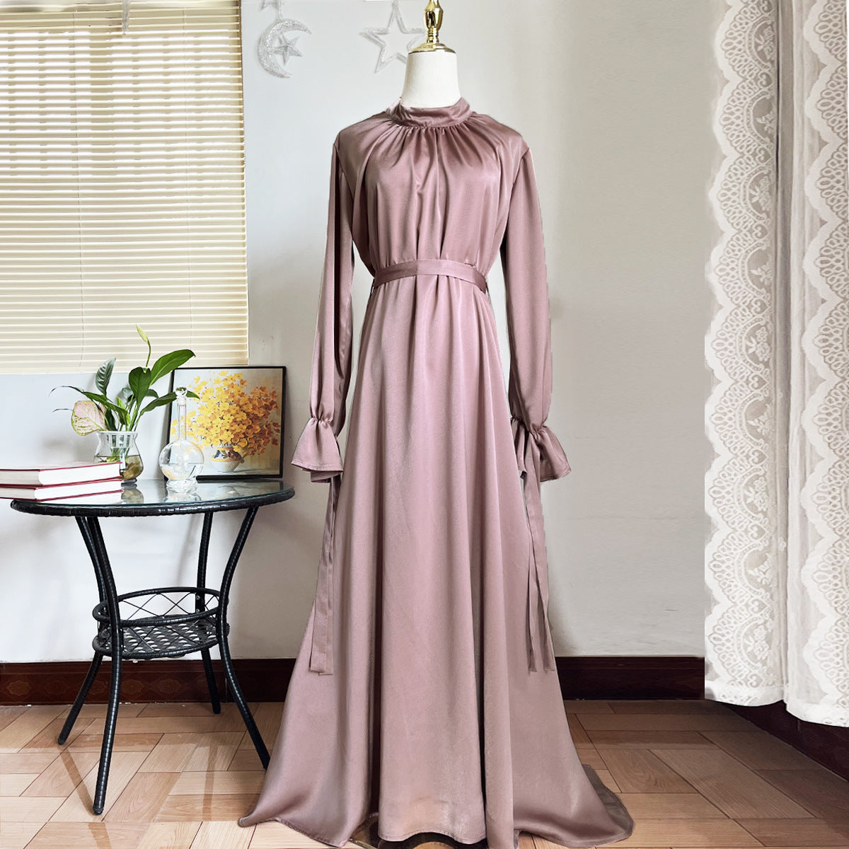 Abito lungo in raso da donna con cintura da annodare e collo alto - Maniche lunghe, ideale per le occasioni formali