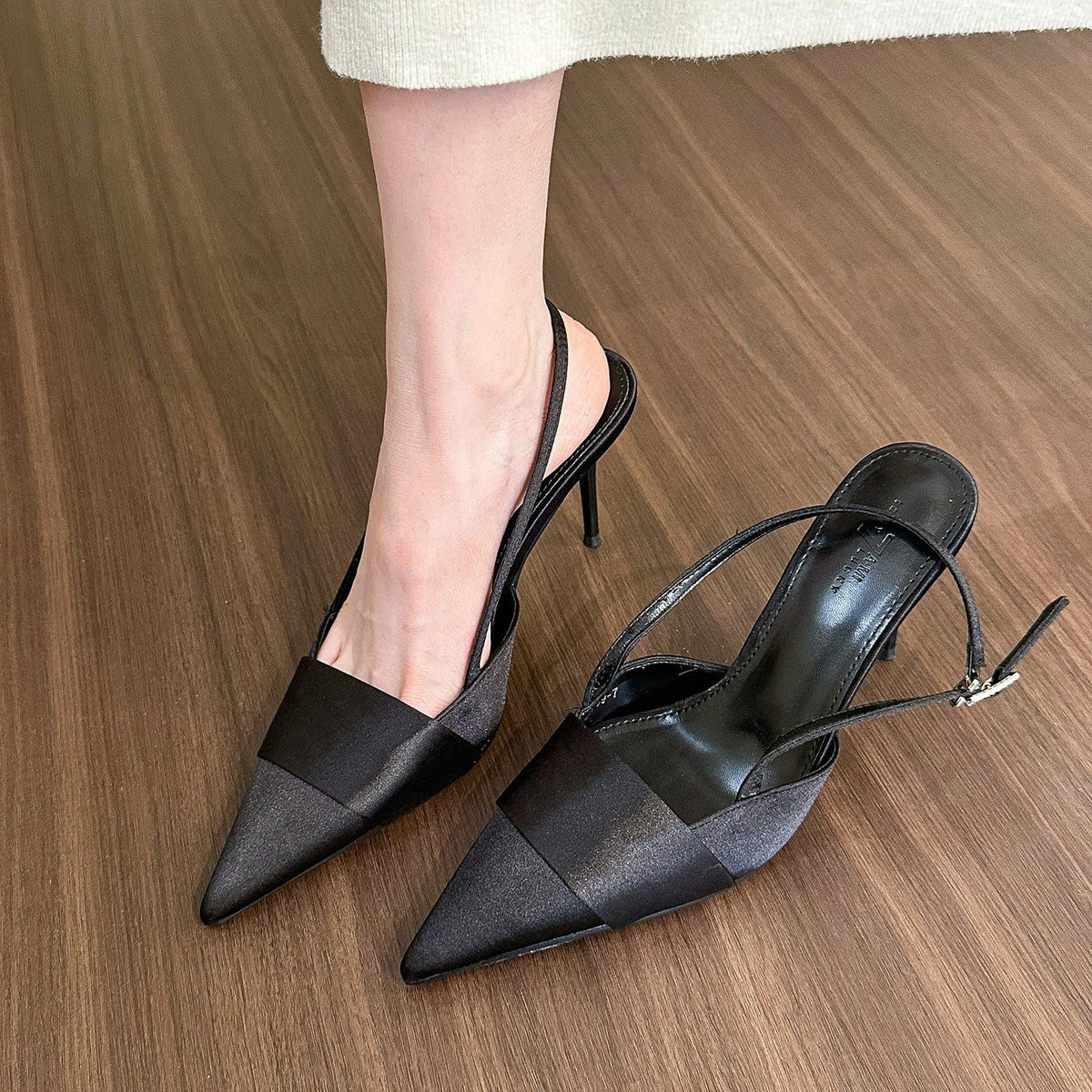 Satinpumps til kvinder med spids tå, slingback-rem og spændedetalje – elegante sko med smal hæl til bryllupper og aftenanledninger