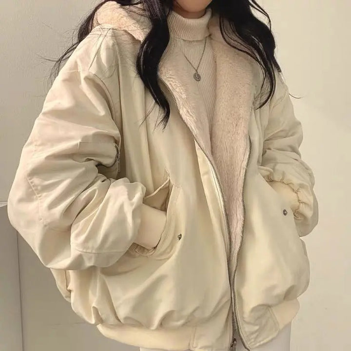 Dámská oversized bunda s podšívkou z teddy flísu - bomber kabát s kapucí na zip a kapsami pro každodenní nošení v chladném počasí