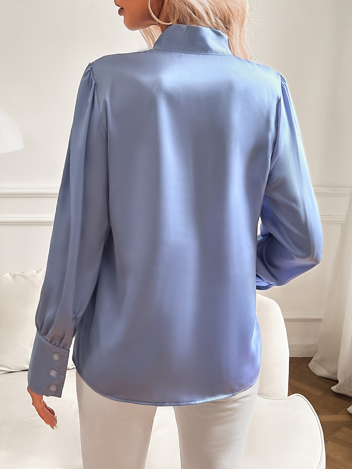 Blusa da donna in raso con fiocco al collo e maniche a sbuffo statement