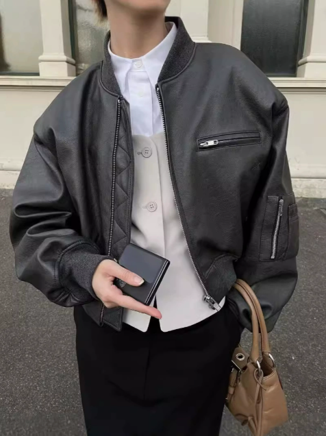 Dámská oversized bomber bunda v koženém vzhledu - volná bunda na zip s náplety a praktickými kapsami pro elegantně ležérní městské nošení