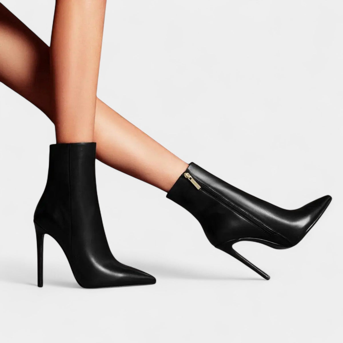 Ženske elegantne gležnjače sa špicastim vrhom, visokim stiletto potpeticama i glatkom završnom obradom – uska silueta, čizme na navlačenje za sofisticirano uredsko odijevanje i svečane jesenske večernje kombinacije