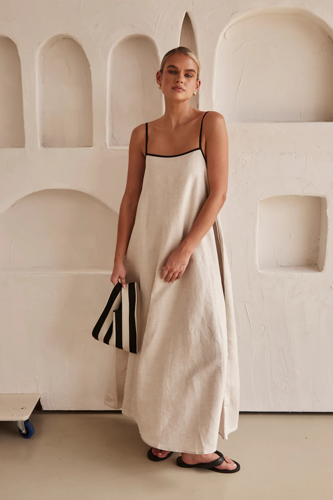 Abito lungo da donna con spalline sottili, silhouette fluida e rilassata
