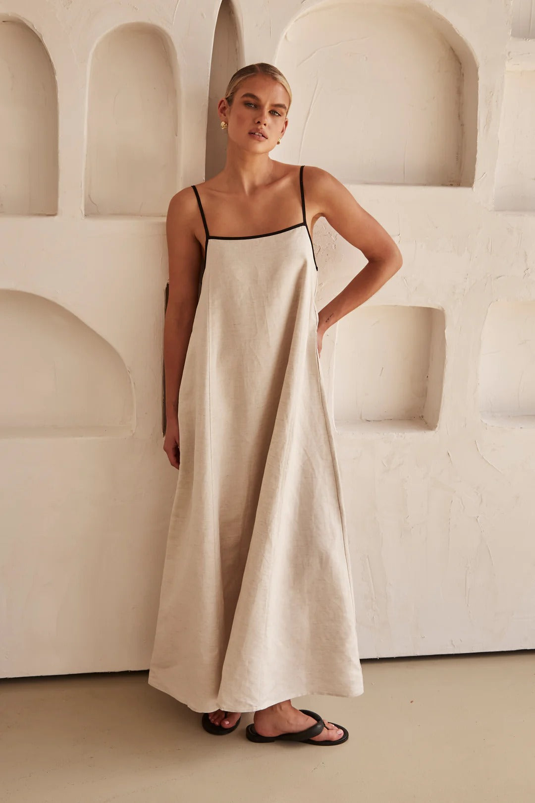 Abito lungo da donna con spalline sottili, silhouette fluida e rilassata