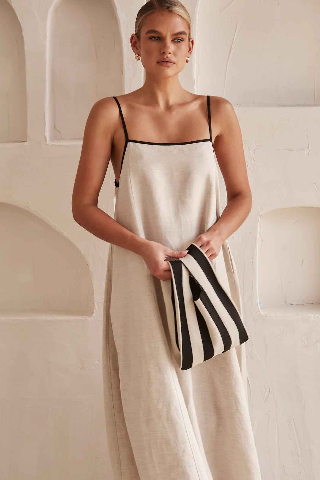 Abito lungo da donna con spalline sottili, silhouette fluida e rilassata