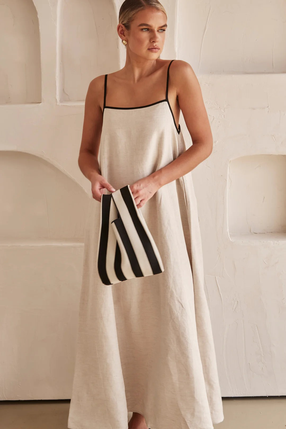 Abito lungo da donna con spalline sottili, silhouette fluida e rilassata