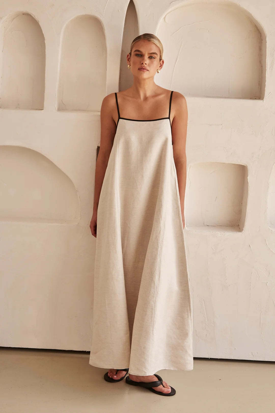 Abito lungo da donna con spalline sottili, silhouette fluida e rilassata