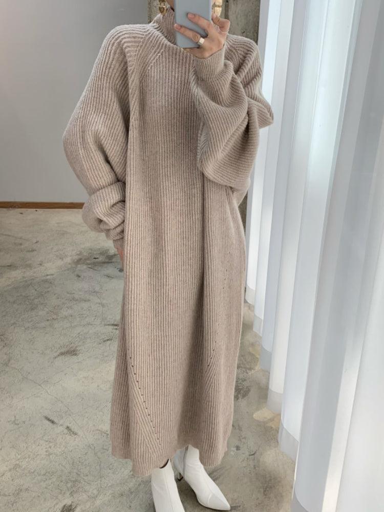 Dámske oversized pletené rolákové maxi šaty - teplý rebrovaný model s dlhými rukávmi na bežné každodenné nosenie, elegantné jesenné outfity a útulné zimné obliekanie