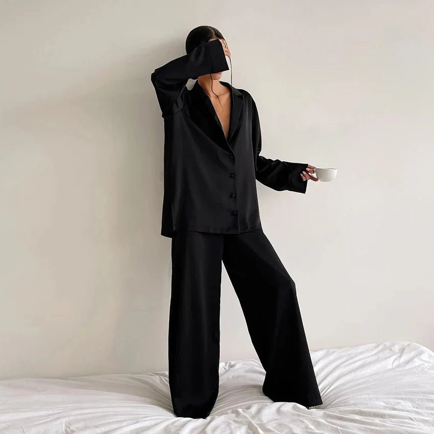 Sæt med satinbluse og bukser med vide ben til kvinder – afslappet loungewear til hjemmet og rejsen
