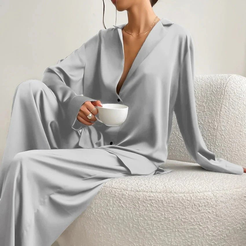 Sæt med satinbluse og bukser med vide ben til kvinder – afslappet loungewear til hjemmet og rejsen