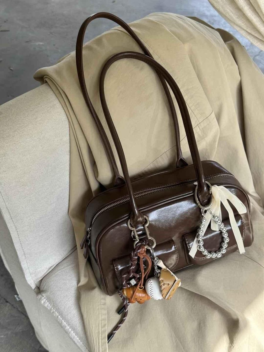 Women’s Vintage Shoulder Bag – Structured Zip-Top Handbag with Long Handles and Decorative Charms for Everyday City Wear