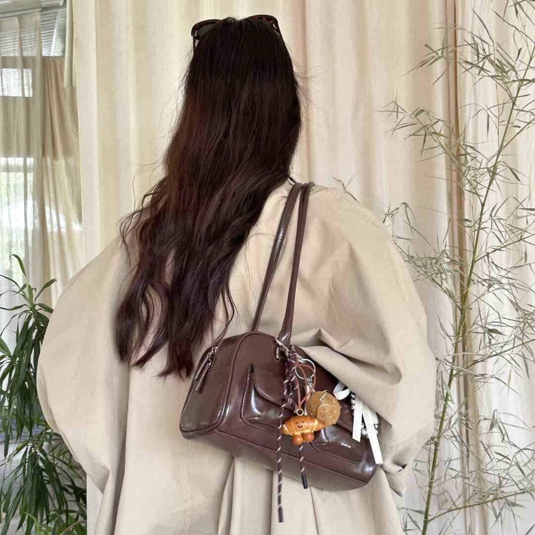 Women’s Vintage Shoulder Bag – Structured Zip-Top Handbag with Long Handles and Decorative Charms for Everyday City Wear