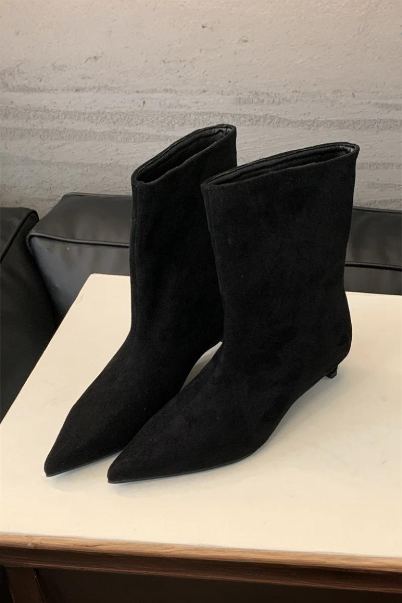 Elegante suède enkellaarsjes voor dames met spitse neus, lage kittenheel en minimalistisch instapdesign - zachte enkellaarsjes met suède-look voor smart casual kantoorkleding en verfijnde dagelijkse herfst- en wintermode