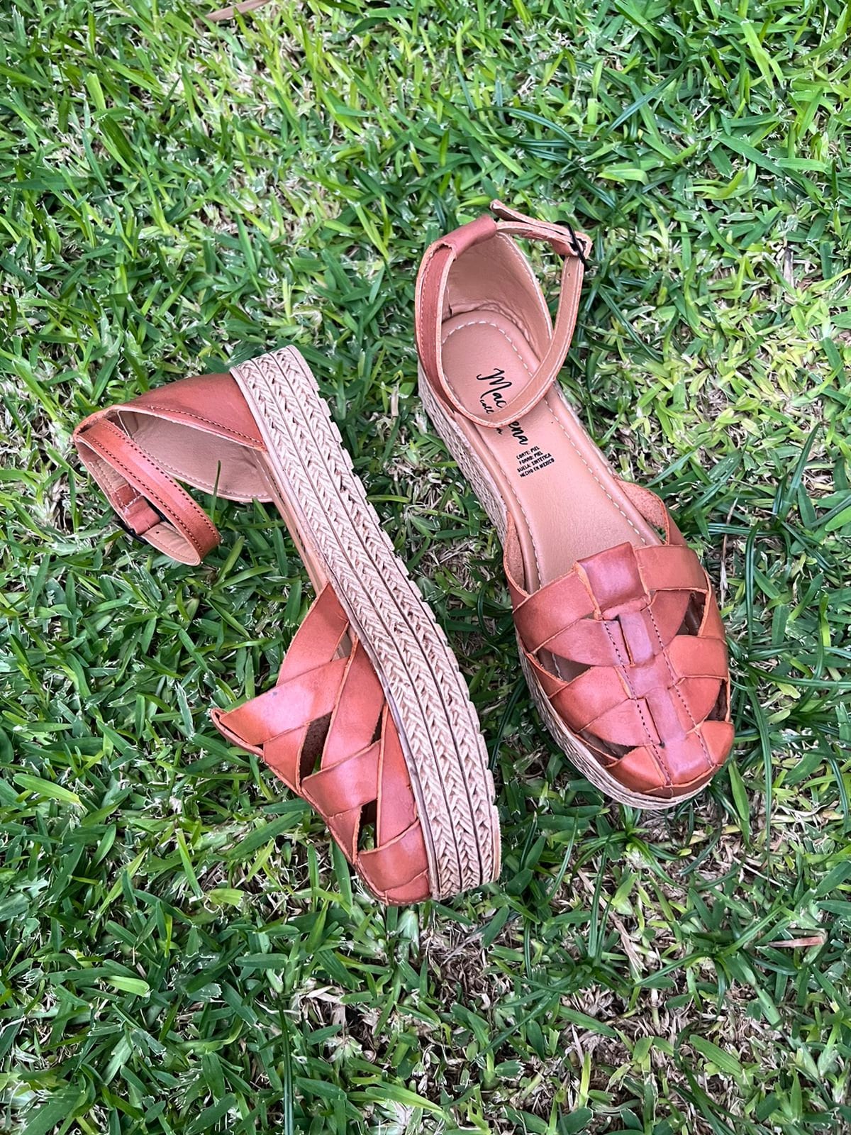 Sandálias entrançadas com plataforma para mulher - Calçado de verão com biqueira fechada e tira traseira para férias, uso diário, passeios na cidade e looks descontraídos para dias quentes