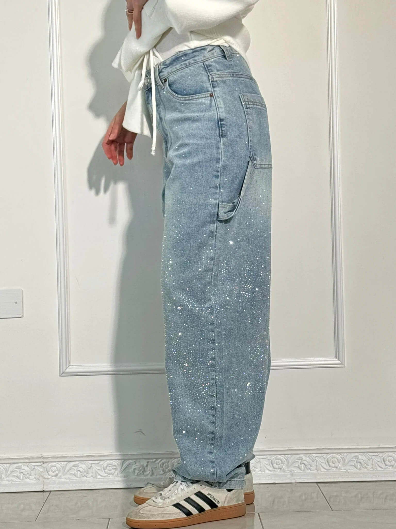 Women’s High-Waist Straight Leg Jeans with Crystal Details – Vintage Denim Look for All-Season Wear and Effortless Elegance