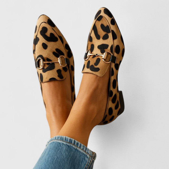Mocasines de punta para mujer con detalle de hebilla de caballo y diseño llamativo
