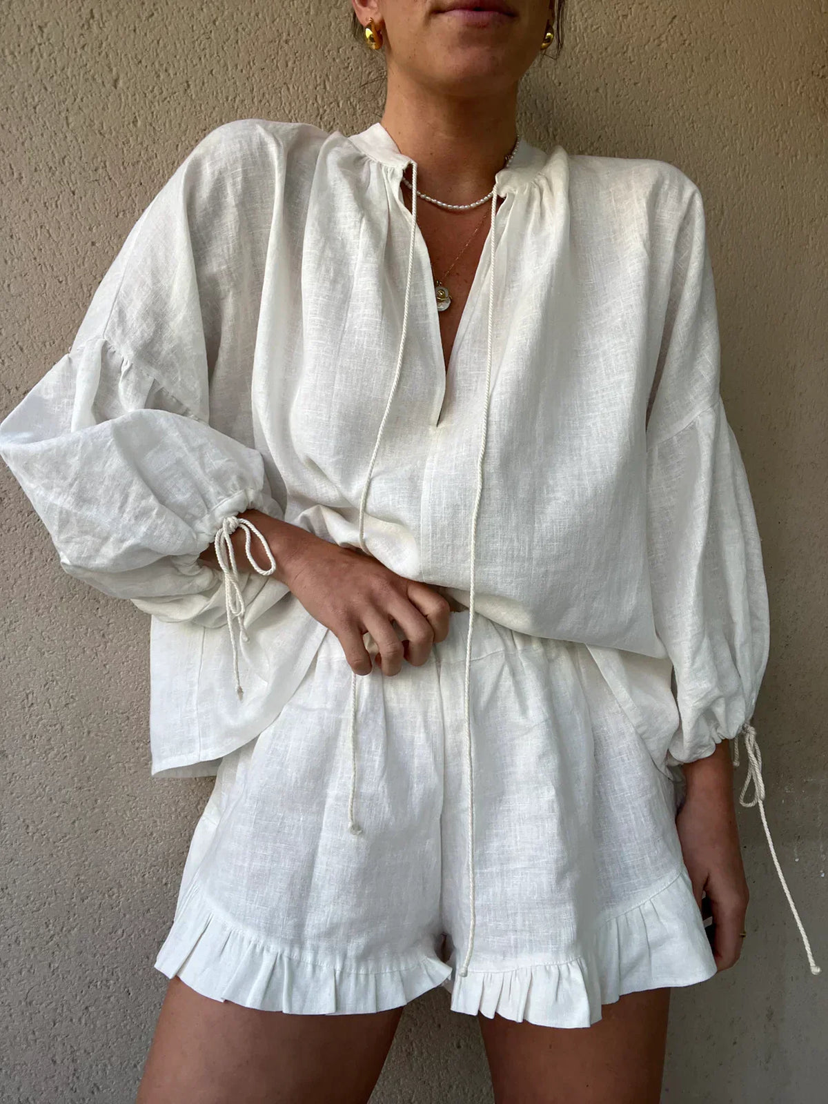 Dames comfortabele tweedelige zomerset - Lichte top met lange mouwen en striksluiting in de hals en short met rucherand voor vakanties, stranddagen en casual outfits bij warm weer