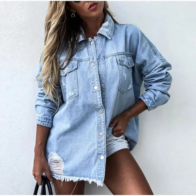 Dames oversized lang denimjakke – slidt skjortejakke med knaplukning, brystlommer og rå kant
