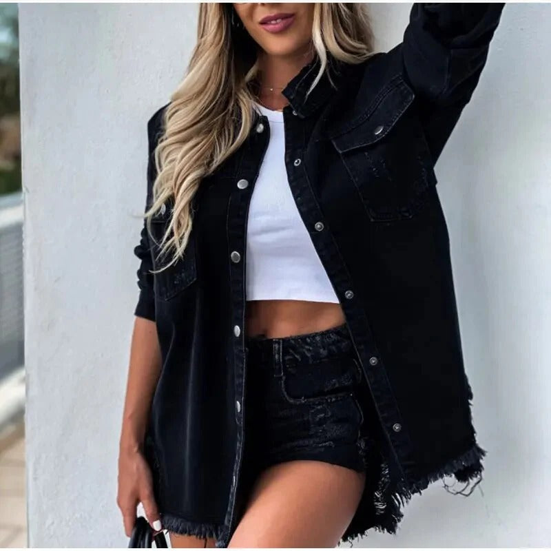 Dames oversized lang denimjakke – slidt skjortejakke med knaplukning, brystlommer og rå kant