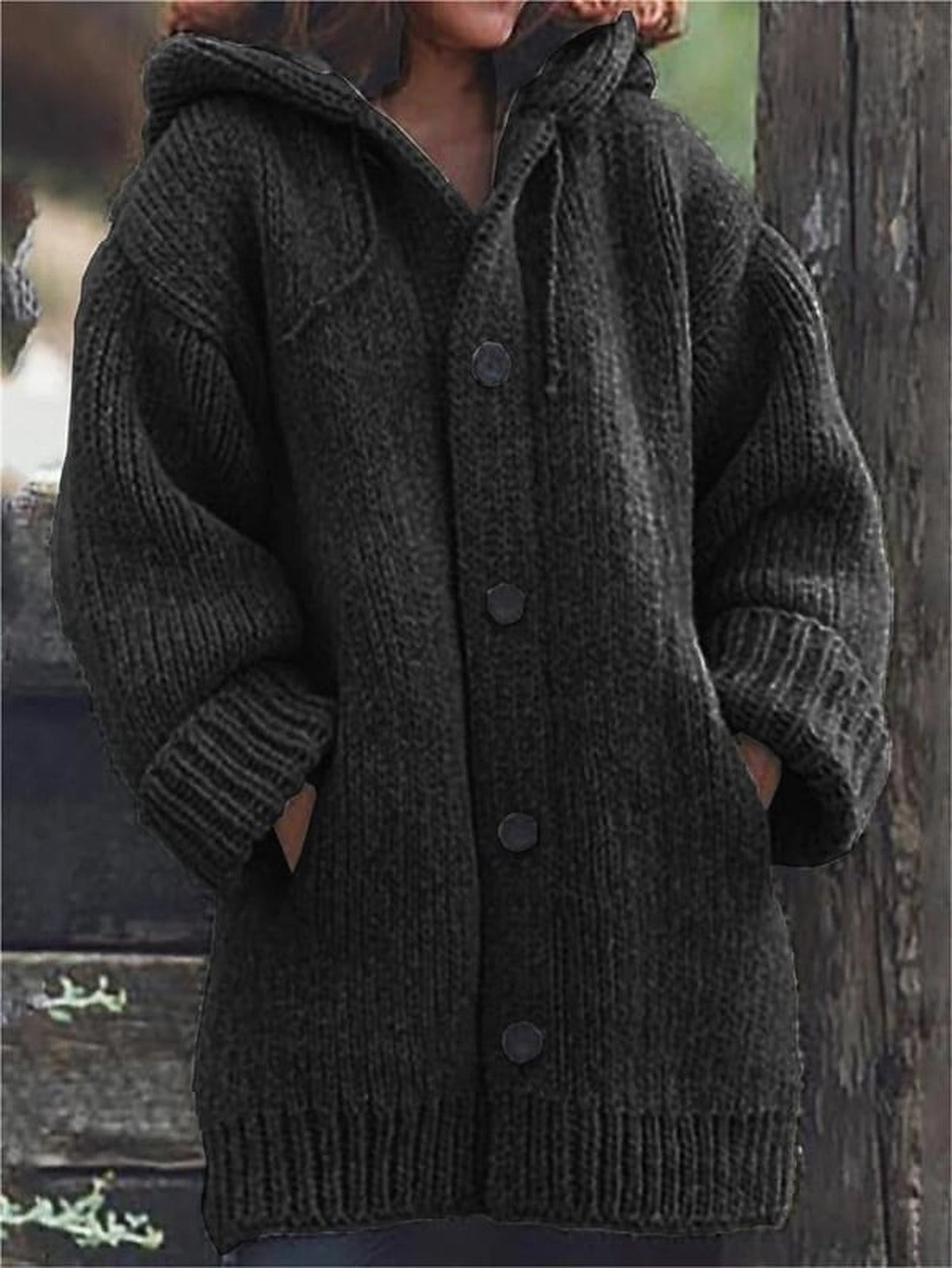 Dámský oversized pletený kardigan s kapucí - objemný dlouhý model na knoflíky s kapsami pro ležérní podzimní a zimní každodenní nošení