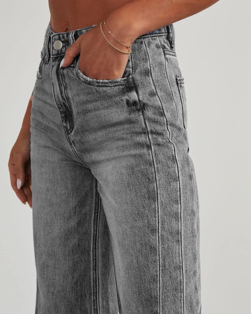Jean femme taille haute, coupe large - Denim pleine longueur délavé avec ourlet brut pour un style streetwear décontracté, les week-ends, les voyages et un style quotidien moderne
