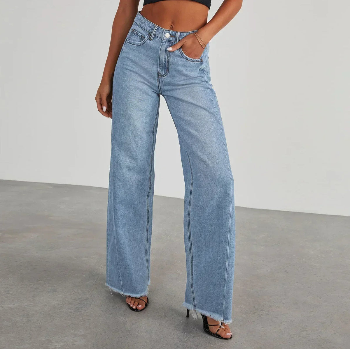 Jean femme taille haute, coupe large - Denim pleine longueur délavé avec ourlet brut pour un style streetwear décontracté, les week-ends, les voyages et un style quotidien moderne