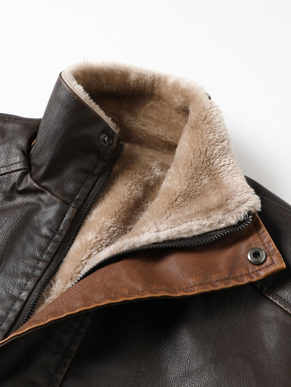 Langer Herren-Wintermantel aus Kunstleder – warmer Mantel mit Kunstfellfutter, Stehkragen und Knopf- und Reißverschluss