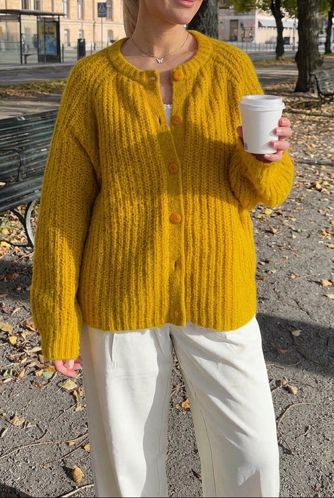 Cardigan tricotat de damă, moale și pufos, cu nervuri - cardigan lejer cu mâneci lungi, decolteu rotund și nasturi în față, pentru suprapuneri confortabile toamna și iarna